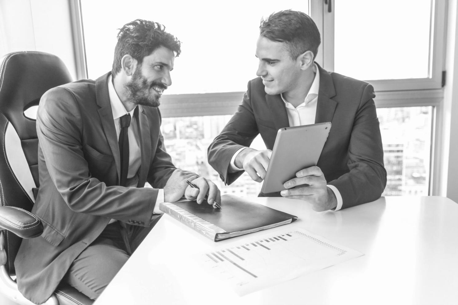 Estudiantes trabajando en desarrollo de aplicaciones fintech