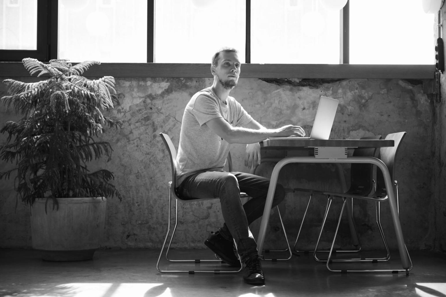 Profesionales trabajando con herramientas de análisis financiero y tecnología fintech en entorno moderno
