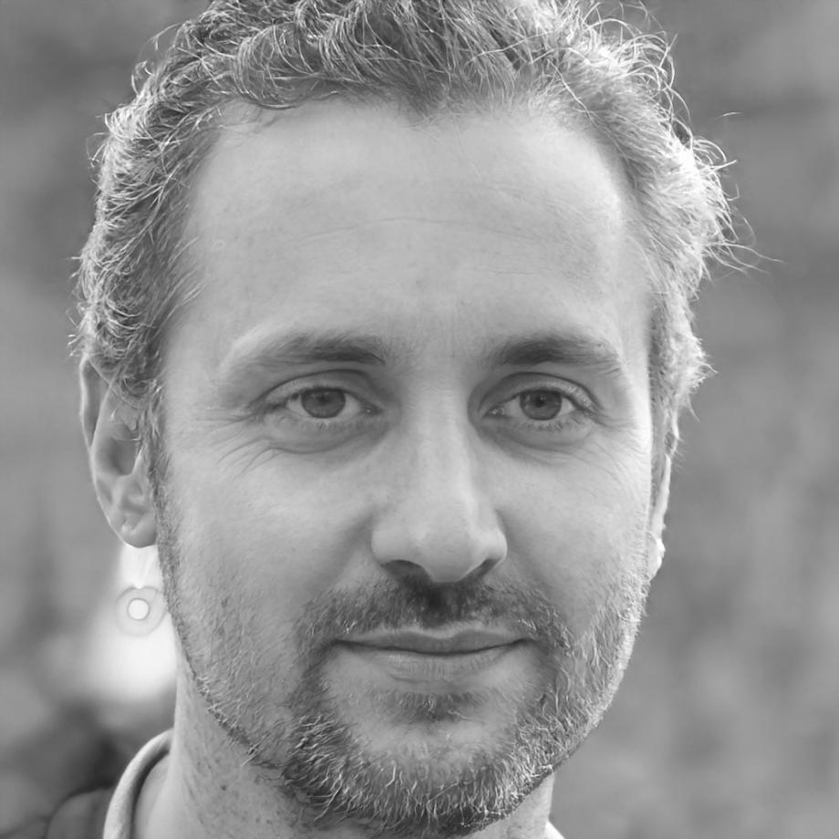 Retrato de alumno graduado trabajando en fintech